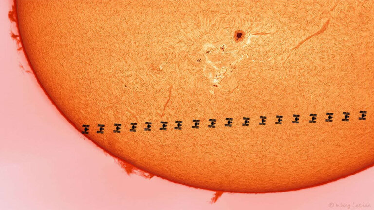عبور ایستگاه فضایی از مقابل خورشید فعال — تصویر نجومی