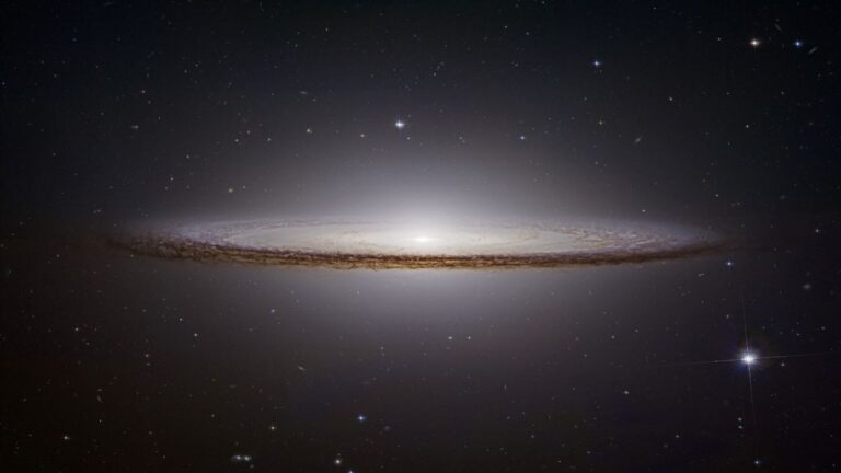 کهکشان مسیه ۱۰۴ — تصویر نجومی