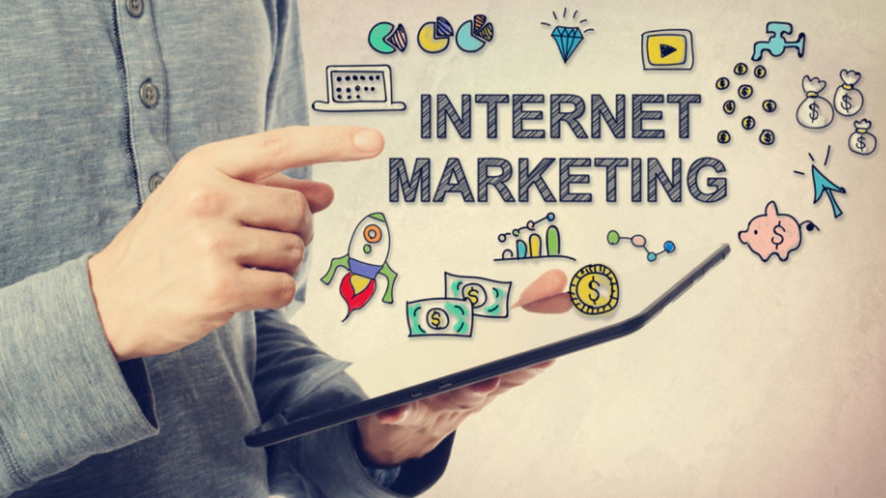 ۷ روش بازاریابی اینترنتی — موثرترین راهکارهای جذب مخاطب در ۱۴۰۱