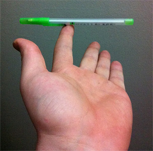 مداد بر روی انگشت