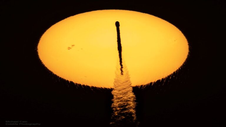 گذر موشک از مقابل خورشید موج دار — تصویر نجومی