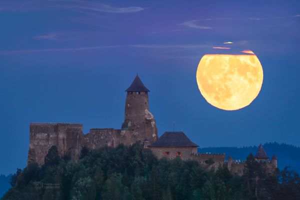 ماه کامل بر فراز لوبونیا