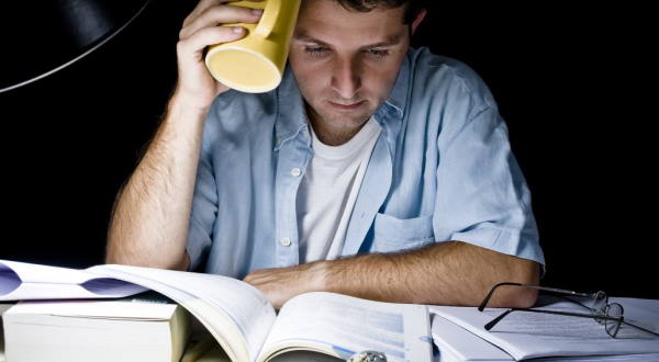 دانشجوی پسر در حال درس خواندن