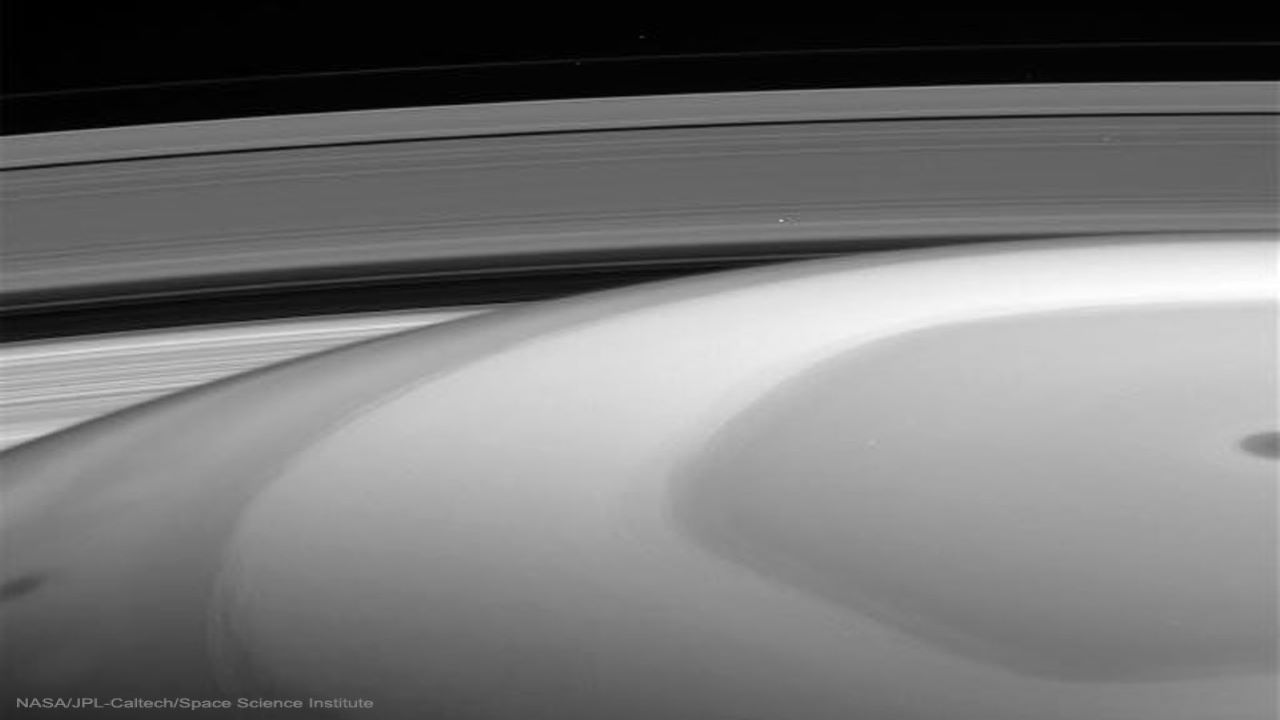 نگاه کاسینی به بیرون زحل — تصویر نجومی ناسا