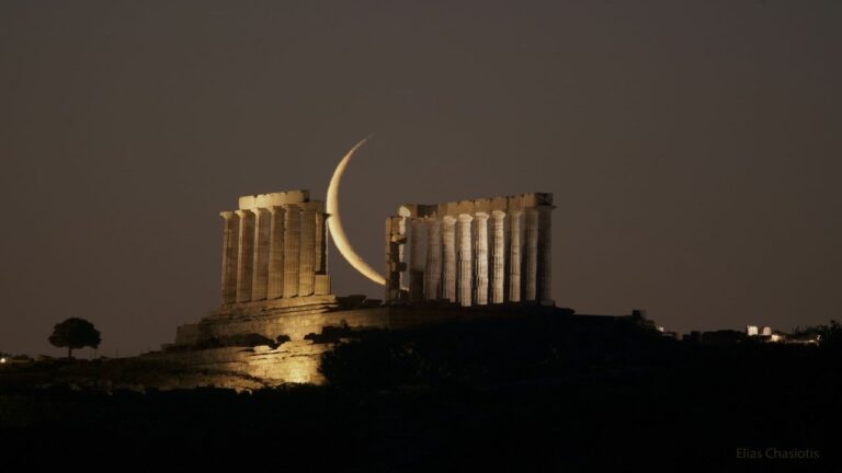 هلال ماه آن سوی معبد یونانی — تصویر نجومی ناسا