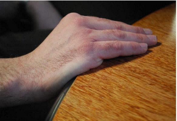 مفهوم زبان بدن دست ها روی میز
