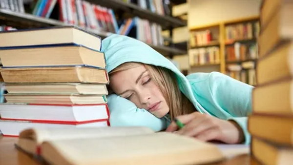 خواب آلودگی در درس خواندن