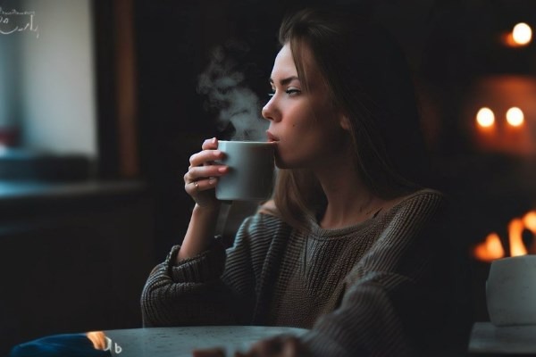 دختری در حال قهوه خوردن