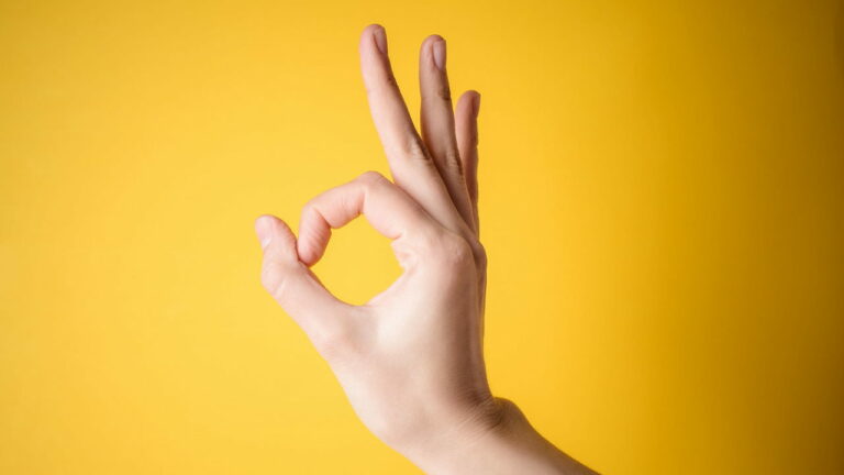 زبان بدن دست ها – مفهوم ۳۴ حالت مختلف دست ها با عکس