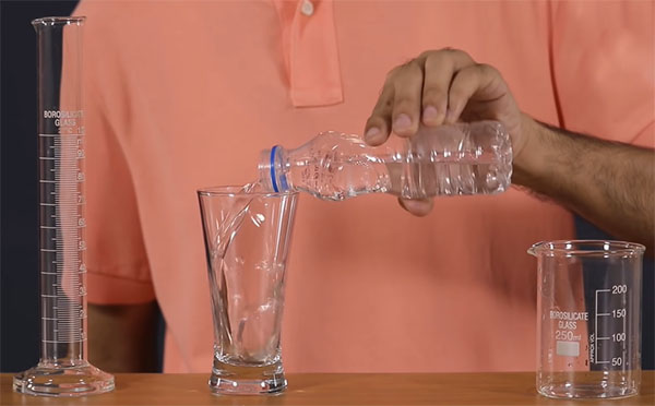 انتقال آب از مایع به ظرف های مختلف