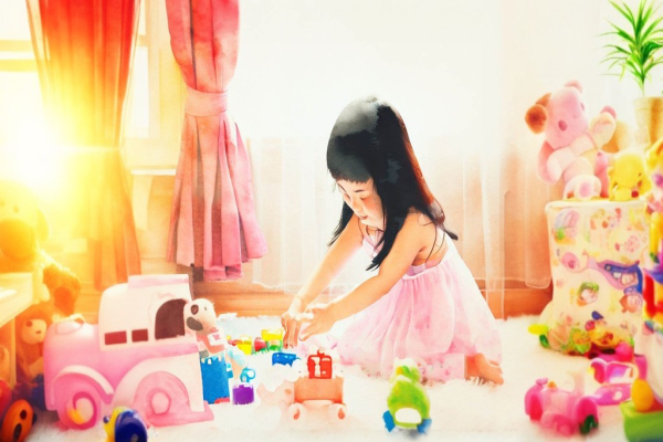 دختر کوچک و اسباب‌ بازی هایش