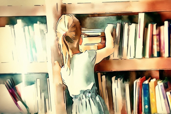 دختربچه در حال گذاشتن کتاب در قفسه