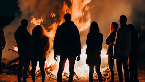 ایستادن تعدادی فرد کنار آتش و حس کردن گرمای آن