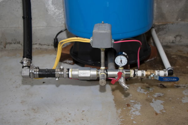 مخزن تحت فشار سیستم چاه‌های آب و برخی از شیرآلات متصل به آن