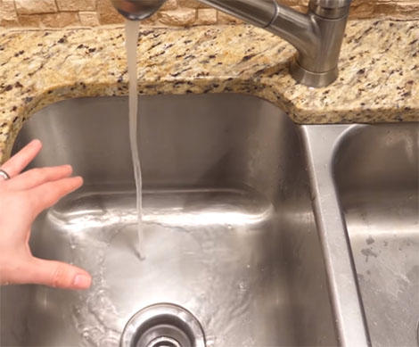 باز کردن شیر آب و دیدن طرح ایجاد شده در ظرفشویی