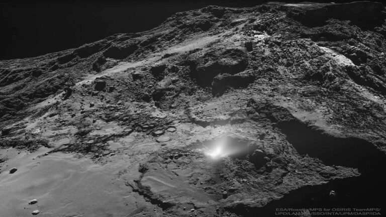 جت غبارآلود روی دنباله دار ۶۷P — تصویر نجومی ناسا