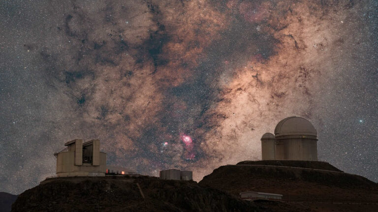 طلوع راه شیری بر فراز رصدخانه لاسیلا — تصویر نجومی ناسا