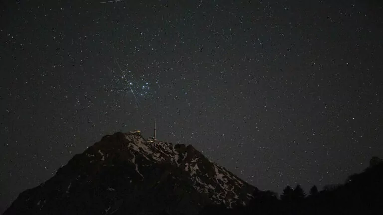 خوشه پروین بر فراز کوه پیک دو میدی — تصویر نجومی ناسا