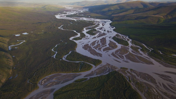نمایی از یک جلگه رسوبی با رودخانه و زمینی صاف و سرسبز