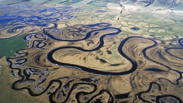 نمایی از یک جلگه طوماری با رودخانه های دارای پیچ و خم
