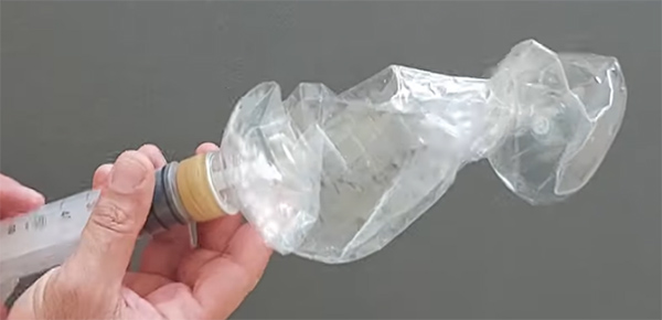 خروج هوا از بطری پلاستیکی و ایجاد خلا