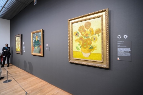 نمایی از تابلوی گل های آفتاب گردان در موزه ونسان ونگوگ در آمستردام - ونسان ونگوگ کیست 