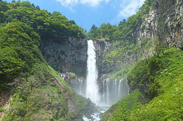 تصویر یک آبشار در طبیعت نشان داده شده است.