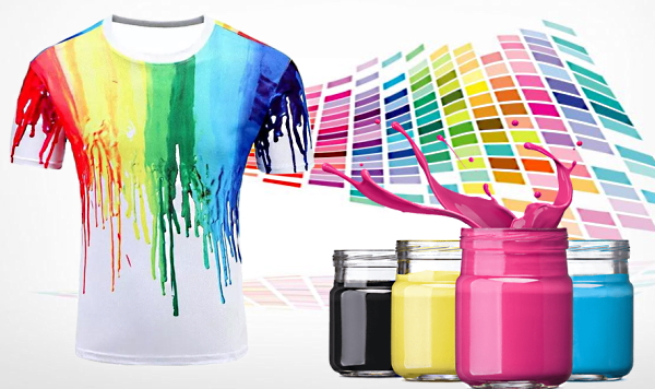تصویری از یک تی‌شرت رنگی با بطری رنگ های مختلف در کنارش