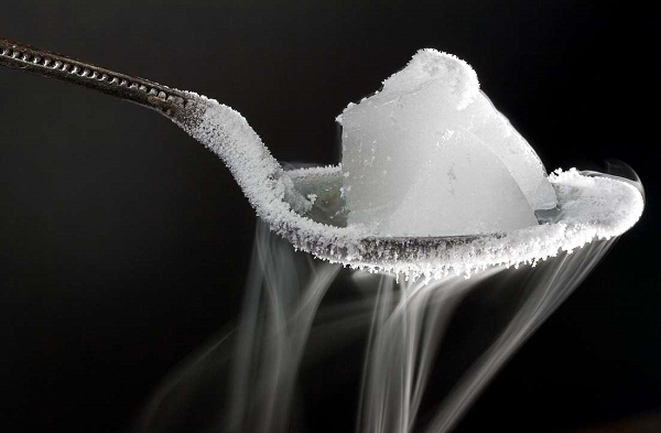 یخ خشک روی قاشق به بخار سفید تبدیل می‌شود. 