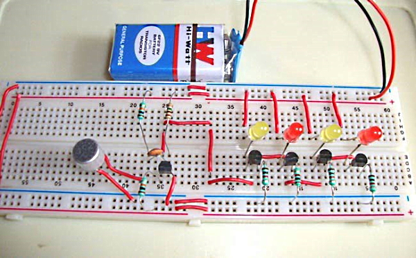 مداری متشکل از چند LED، مقاومت، سیم و باتری روی یک برد سفید