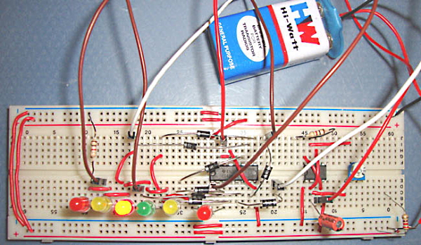 تصویری از یک مدار ساخته شده روی برد با چند LED و سیم و باتری