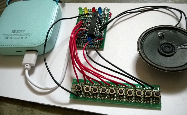 مداری شامل یک بورد الکترونیکی همراه با چند LED و یک اسپیکر و پارو بانک 