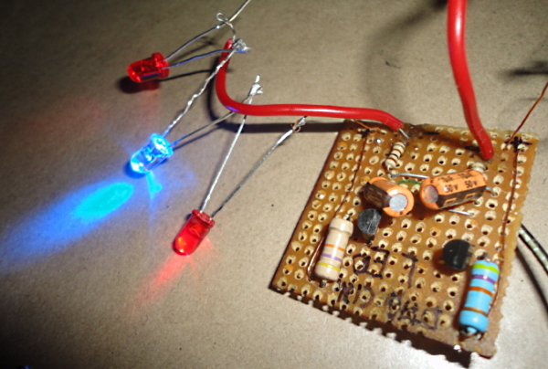 یک مدار الکتریکی شامل بورد، خازن، ترانزیستور و LED - ساخت مدار رقص نور