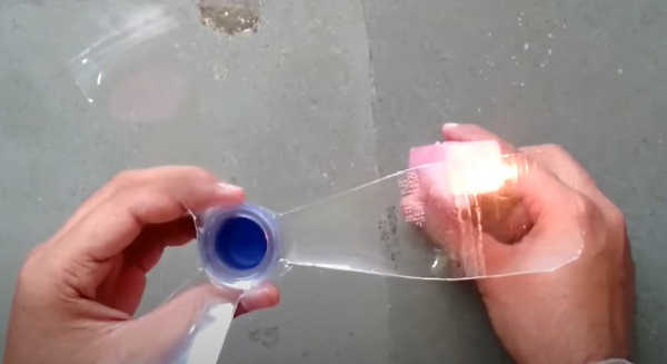 سه پره یا باله پلاستیکی از بطری آب در حال حرارت با شمع 