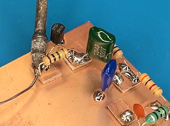 یک ترانزیستور و چند مقاومت و یک سلف و چند خازن مختلف