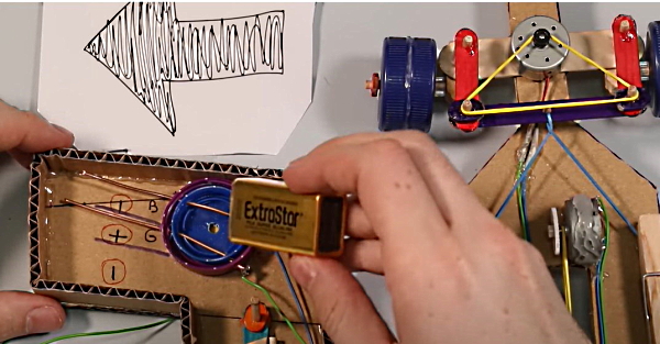مداری در کنار یک ماشین دست ساز و باتری 