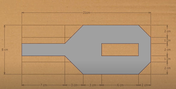طراحی یک شکل هندسی روی مقوای کارتنی با مداد