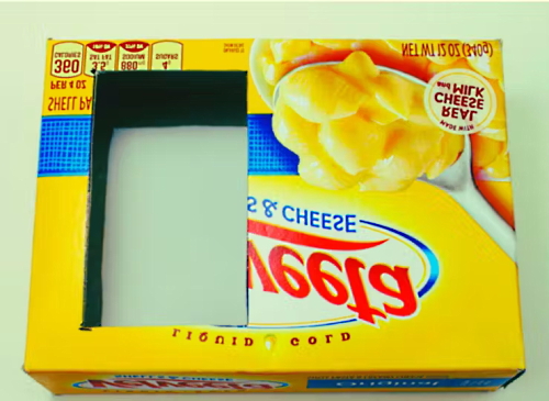 یک جعبه زرد کاغذی