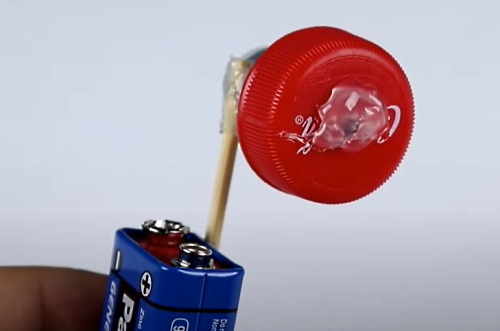 یک چرخ قرمز روی یک باتری نصب شده است.