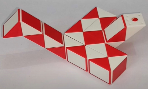 شکل نهایی هواپیمای ساخته شده با پازل ماری سفید و قرمز - آموزش ساخت هواپیما با روبیک ماری 
