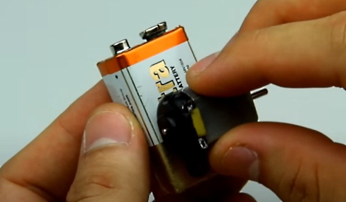 یک باتری به کلید فشاری متصل می‌شود. 