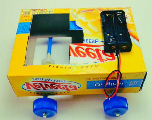 یک جعبه زرد کاغذی به همراه چهار چرخ آبی