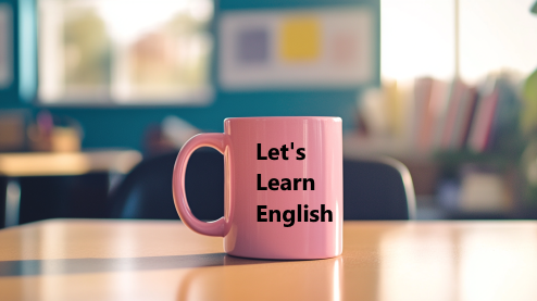 تصویر یک ماگ در کلاس درس که روی آن نوشته شده است: «Let's Learn English»