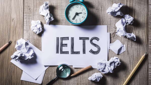 تصویر یک برگه که روی آن نوشته شده IELTS