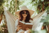 دختری در حال کتاب خواندن