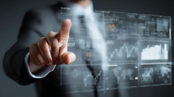 تصویری از یک نمایشگر دیجیتال که یک متخصص در حال بررسی نمودارهای روی آن است