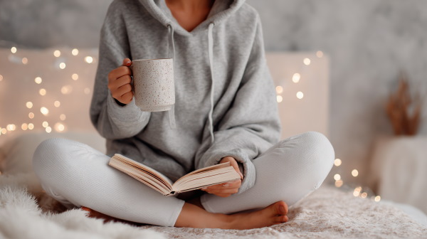 دختری در حال کتاب خواندن