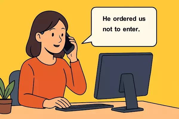 خانمی در حال صحبت با تلفن پشت کامپیوتر و نقل کردن یک داستان برای شخص دیگر