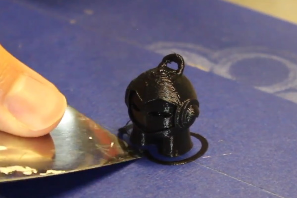 استفاده از کاردک برای برداشتن قطعه از روی صفحه کار