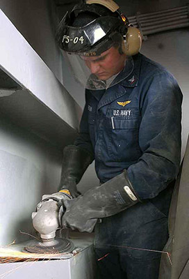 فردی در حال سابیدن سطح فلزی